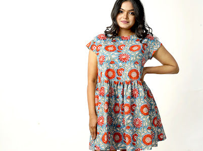 Swing dress - red daisy